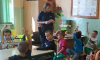 Policjantka podczas wizyty w szkole mówi o bezpieczeństwie.