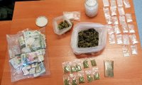 Zdjęcie zabezpieczonych narkotyków oraz pieniędzy znalezionych podczas przeszukania.
