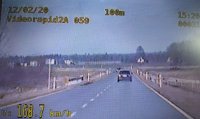 Zdjęcie z videorejestratora, gdzie kierujący osobowym mercedesem jedzie prawie 170 km/h.