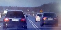 Zdjęcie z videorejestratora, gdzie kierujący osobowym mercedesem wyprzedza na podwójnej linii ciągłej oraz w rejonie skrzyżowania..