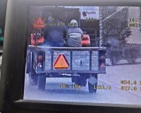 Zdjęcie z wideorejestratora, zatrzymanego do ciągnika rolniczego, którego kierowca przewoził pasażerów niezgodnie z przepisami.