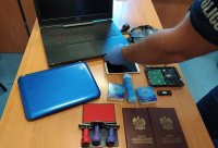 Podczas przeszukania miejsca pobytu podejrzanego funkcjonariusze zabezpieczyli należący do niego telefon komórkowy, laptopy oraz kilkanaście nośników pamięci.