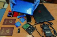 Podczas przeszukania miejsca pobytu podejrzanego funkcjonariusze zabezpieczyli należący do niego telefon komórkowy, laptopy oraz kilkanaście nośników pamięci.