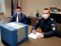 Na zdjęciu widoczny Burmistrz Głogówka oraz Komendant Powiatowy Policji w Prudniku podpisujący umowę przekazania.