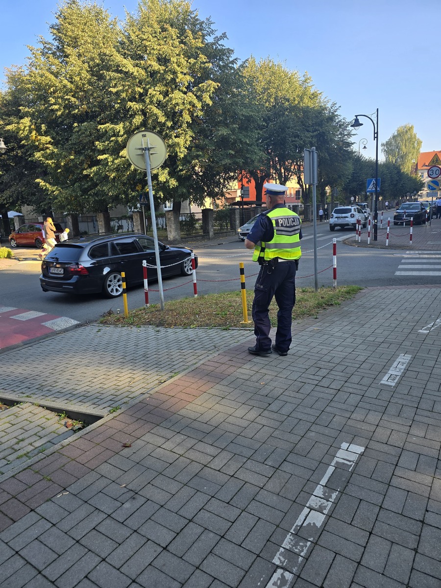 zdjęcie: policjant przed szkołą