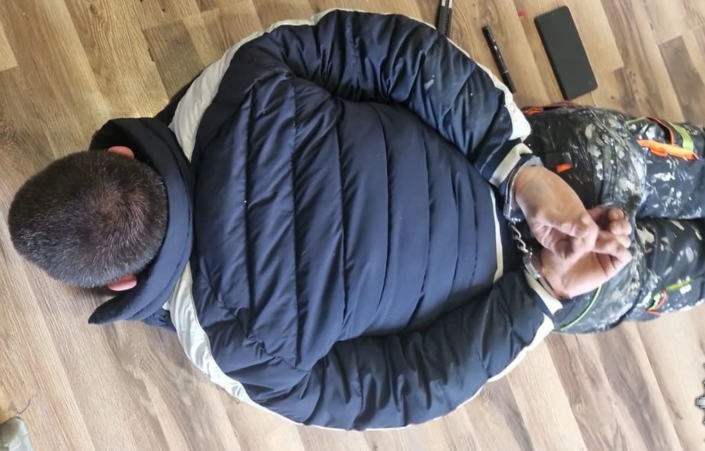 zdjęcie: zatrzymany mężczyzna i narkotyki