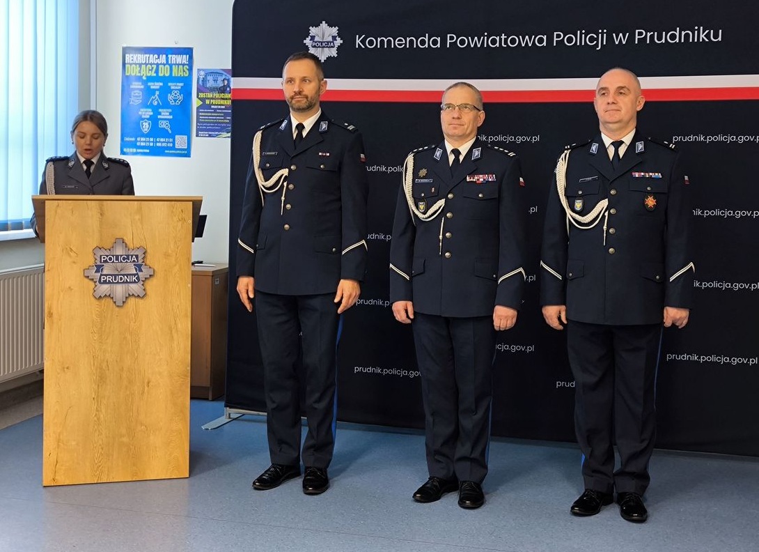 zdjęcie: uroczysta zbiórka podczas której przywitano nowego komendanta