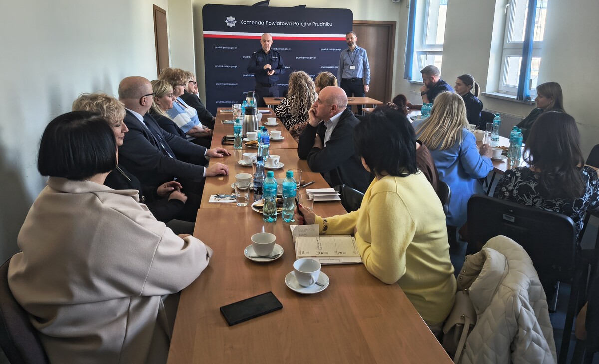 zdjęcie: spotkanie komendanta z dyrektorami szkół