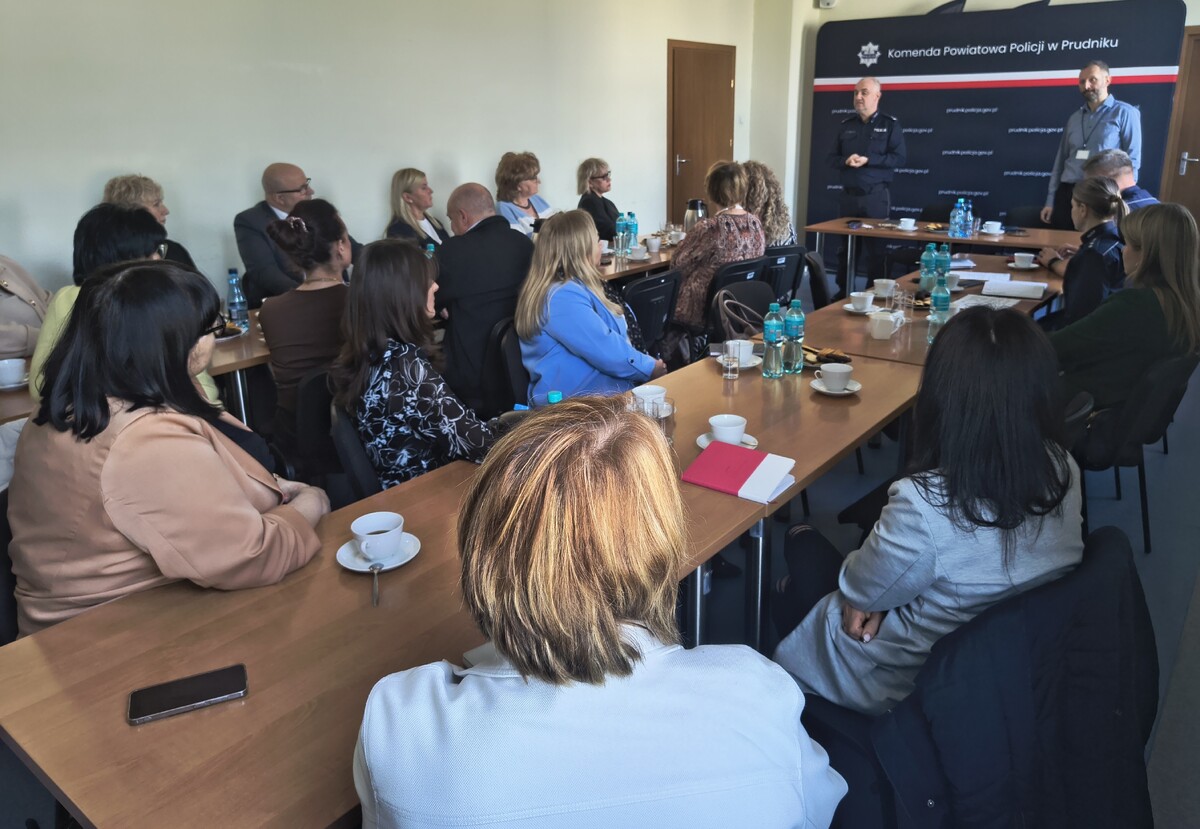 zdjęcie: spotkanie komendnta z dyrektorami szkołól