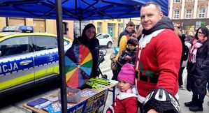 Kolorowe zdjęcie uczestników jarmarku przy stoisku policyjnym