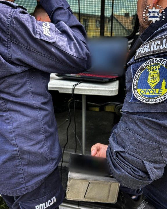 zdjęcie kolorowe: opolscy policjanci podczas poszukiwań zaginionego dziecka