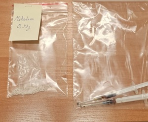 zdjęcie: zabezpieczone przez policjantów rzeczy pochodzące z kradzieży i narkotyki