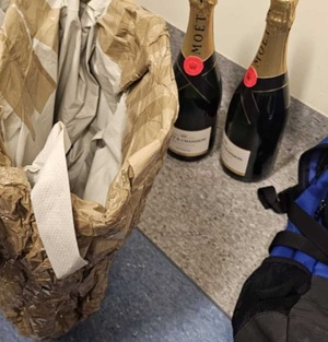 zdjęcie: zabezpieczone przez policjantów rzeczy pochodzące z kradzieży i narkotyki