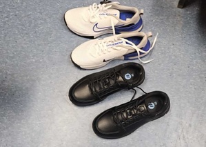 zdjęcie: zabezpieczone przez policjantów rzeczy pochodzące z kradzieży i narkotyki