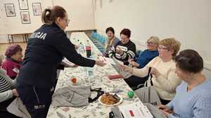 kolorowe zdjęcie z seniorami