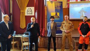 kolorowe zdjęcie ze spotkania z młodzieżą w szkole