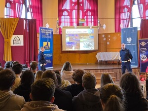 kolorowe zdjęcie ze spotkania z młodzieżą w szkole