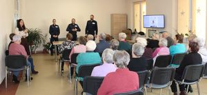 kolorowe zdjęcia ze spotkania funkcjonariuszy policji  z seniorami