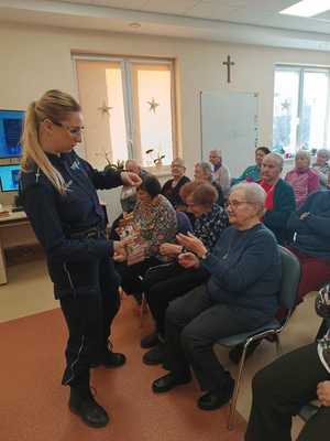 kolorowe zdjęcia ze spotkania funkcjonariuszy policji  z seniorami