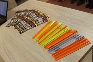 kolorowe zdjęcia ze spotkania funkcjonariuszy policji  z seniorami