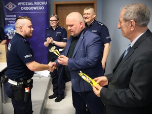 kolorowe zdjęcie wręczanie nagrody