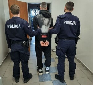 policjanci z zatrzymanym
