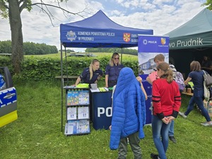 kolorowe zdjęcia z pikniku 44 Rajd Malucha