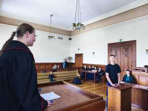 kolorowe zdjęcia z rozprawy z zaaranżowanej rozprawy sądowej. Na których widać młodzież z klasy mundurowej