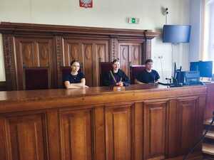kolorowe zdjęcia z rozprawy z zaaranżowanej rozprawy sądowej. Na których widać młodzież z klasy mundurowej