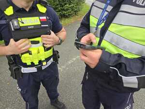 kolorowe zdjęcia policjantów ruchu drogowego podczas działań Prędkość