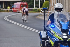 kolorowe zdjęcie motocyklisty prowadzącego peleton