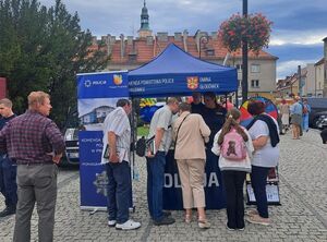 kolorowe zdjęcia stoiska policyjnego na 12 Memoriale Stanisława Szozdy