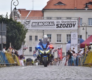 kolorowe zdjęcie jadącego n a motocyklu policjanta