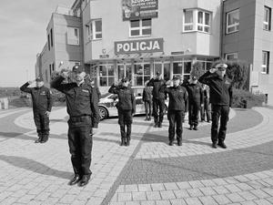 zdjęcie z oddania honoru poległemu policjantowi