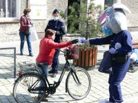 Sierż. Prudek oraz policjantka rozdaje maseczki mieszkańcom Głogówka.