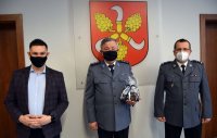 Na zdjęciu widoczni od lewej strony: Piotr Bujak Burmistrz Głogówka, asp. szt. Krystian Malisz Komendant Komisariatu Policji w Głogówku, mł. insp. Krzysztof Urban Komendant Powiatowy Policji w Prudniku.