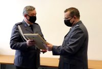 Na zdjęciu widoczny Komendant Powiatowy Policji w Prudniku wręczający upominek Komendantowi Komisariatu Policji w Głogówku.