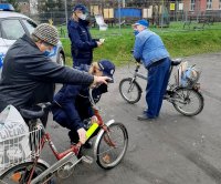 Policjanci rozdają odblaski.