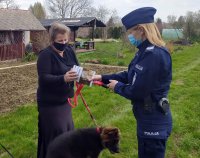 Policjantka na terenie kompleksów działkowych rozmawia z kobietą.