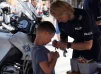 policjantka rozmawia z jednym z uczestników festynu